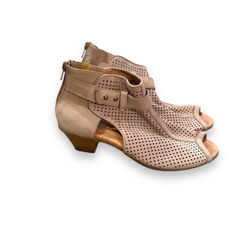 Earth Intrepid Nubuck Perforated Peep‎ Toe Taupe Heel Booties Sz 8